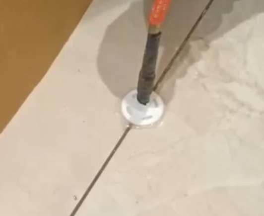 融水瓷砖空鼓维修公司专业解答瓷砖在铺贴过程中，如果没有涂抹均匀到位的粘结材料（如水泥砂浆或瓷砖胶），可能会导致以下问题