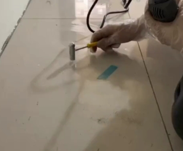 融水瓷砖开裂维修公司专业分享瓷砖在铺贴前如果没有沥干水分，将会导致以下问题